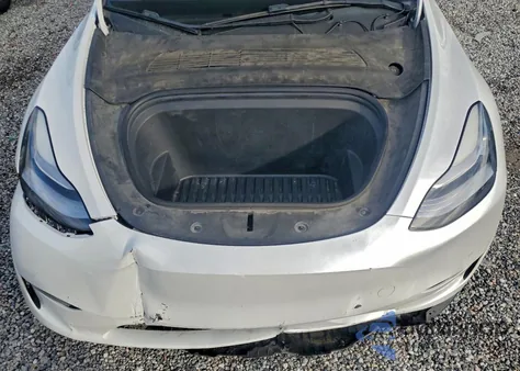 2021 Tesla Model Y z USA, uszkodzony, nr VIN 5YJYGDED0MF107400